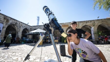 Bilim Mersin’de İlçe İlçe Geziyor: Herkes Mikroskopla Tanışıyor