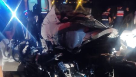 KAZA SONRASI ARAÇTA SIKIŞAN VATANDAŞI MERSİN BÜYÜKŞEHİR İTFAİYESİ KURTARDI – Mersin Halk Haber