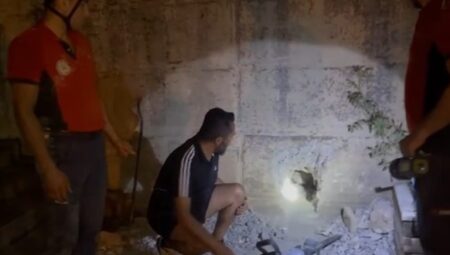 BETON BLOK ARASINDA SIKIŞAN YAVRU KEDİYİ MERSİN BÜYÜKŞEHİR İTFAİYESİ KURTARDI – Mersin Halk Haber