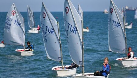 DENİZİN BEYAZ KELEBEKLERİ YELKENCİLER AKDENİZ’İN MASMAVİ SULARINDA YARIŞTI – Mersin Halk Haber