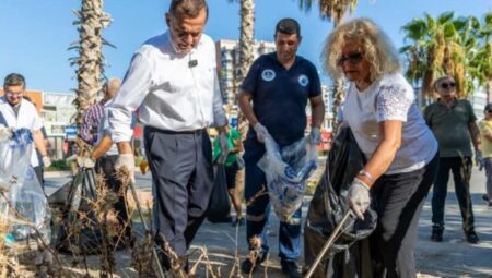Başkan Özyiğit, vatandaşlarla birlikte çevre temizliği yaptı – Mersin Halk Haber