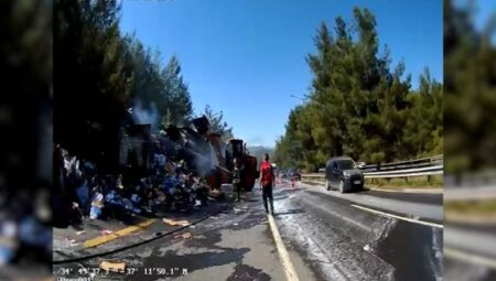 MERSİN’DE ALEV ALAN TIR’I MERSİN BÜYÜKŞEHİR BELEDİYESİ İTFAİYESİ SÖNDÜRDÜ – Mersin Halk Haber