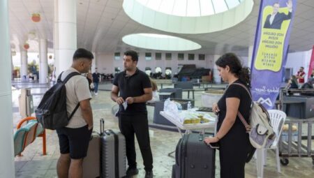 MERSİN BÜYÜKŞEHİR, ÜNİVERSİTELİ GENÇLERİ ŞEHRİN GİRİŞİNDE KARŞILIYOR – Mersin Halk Haber