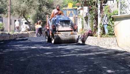 TOROSLAR’DA YOL VE KALDIRIM ÇALIŞMALARI SÜRÜYOR