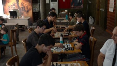 MEZİTLİ’DE ŞAH-HANE SATRANÇ EVİNE YOĞUN İLGİ – Mersin Halk Haber