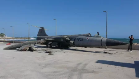 Mersin’in simgesi savaş uçağı sahilden kaldırılıyor