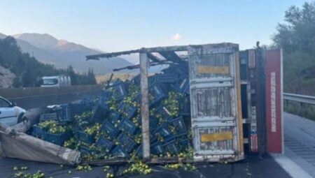 TARSUS’TA NARENCİYE YÜKLÜ KAMYON DEVRİLDİ – Mersin Halk Haber