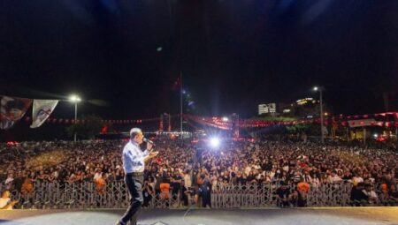 SEÇER; “BARIŞ İSTİYORUZ” DEDİ. GENÇLER; “HAK, HUKUK, ADALET” DİYE HAYKIRDI – Mersin Halk Haber